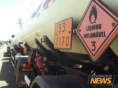 Carreta é apreendida com 45 mil litros de etanol transportado ilegalmente