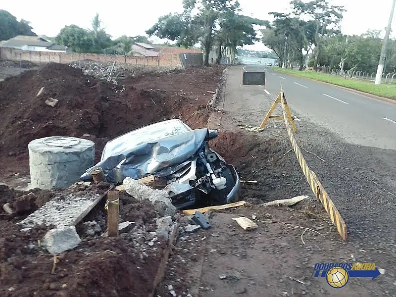 Carro de Itaporã cai em buraco de obra em dourados