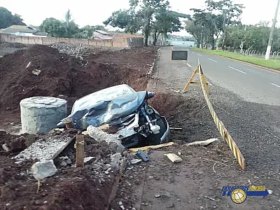 Carro de Itaporã cai em buraco de obra em dourados