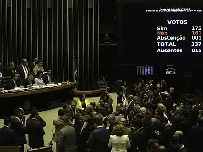 Plenário da Câmara rejeita denúncia contra Temer por 251 a 233 votos