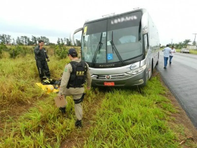 Dois ficam feridos em acidente entre motocicleta e ônibus