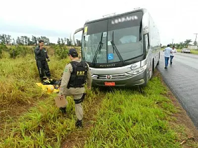 Dois ficam feridos em acidente entre motocicleta e ônibus
