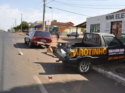 Motorista de carreta dorme ao volante, bate em dois veículos e foge