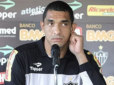Fábio Costa encara rejeição, férias forçadas e soma R$ 800 mil sem trabalhar