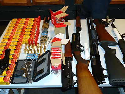 Policiais apreendem mais de 60 caixas de munições e seis armas