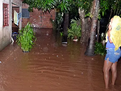 Chuva alaga residências e causa estragos em Coxim