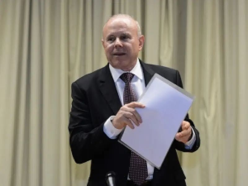 Inflação está caindo de forma consistente, avalia Mantega