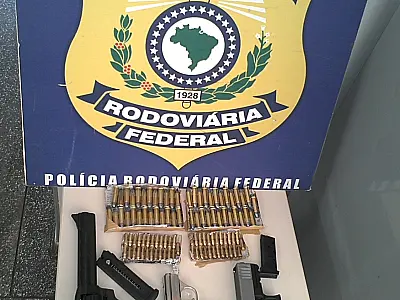 PRF encontra armas e munições em veículo roubado