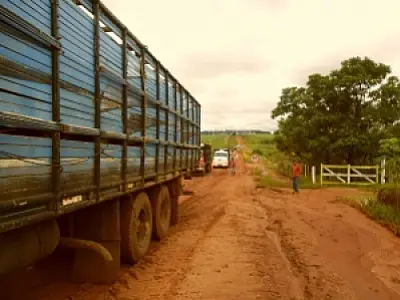 Caminhões atolam e trânsito fica interditado na MS-473