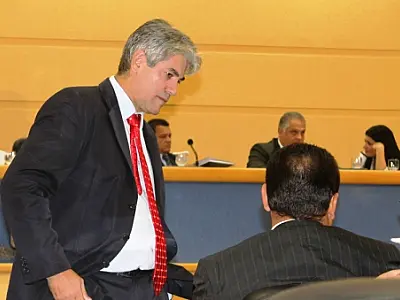 Vereadores exigem retratação de Alex sobre 'triângulo das bermudas'