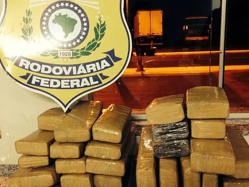 Caminhão de mudança é apreendido pela PRF com maconha