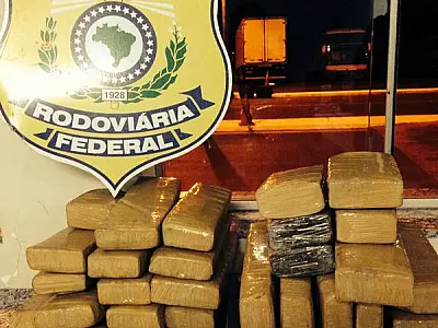 Caminhão de mudança é apreendido pela PRF com maconha