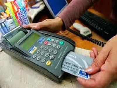 Clientes substituem pagamento com cheques por cartões de débito