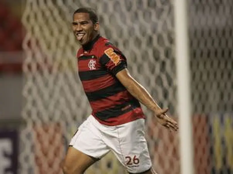 Flamengo vence Coritiba e é o novo líder o Brasileirão