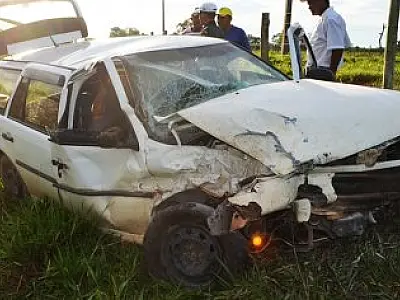 Colisão entre carro e caminhonete deixa dois feridos na BR-359