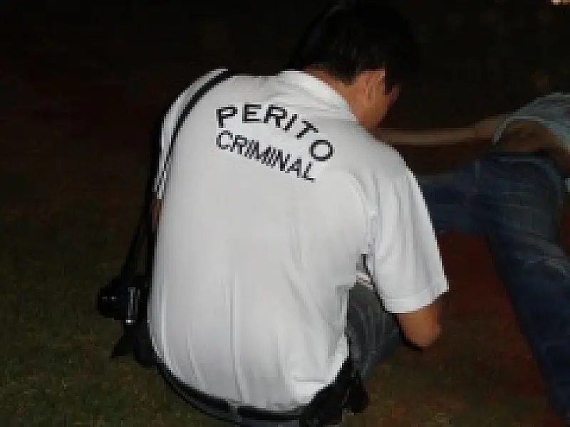 Jovem é baleado e morre no quintal de uma casa