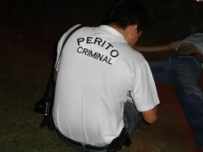 Jovem é baleado e morre no quintal de uma casa