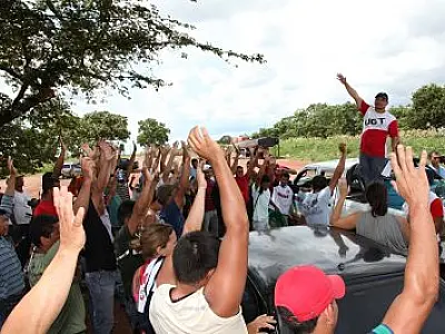 Por aumento salarial, funcionários de frigorífico entram em greve