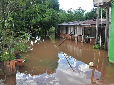 Rio transborda e desabriga famílias na fronteira com o Paraguai