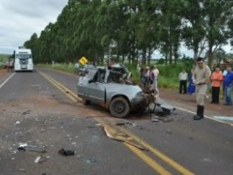 Dois veículos se chocaram na BR 163 e deixaram três mortos