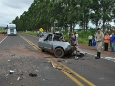 Dois veículos se chocaram na BR 163 e deixaram três mortos
