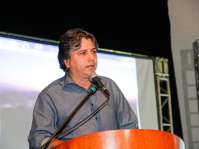 Maioria dos prefeitos faz malabarismo para pagar o décimo terceiro salário, diz Caravina