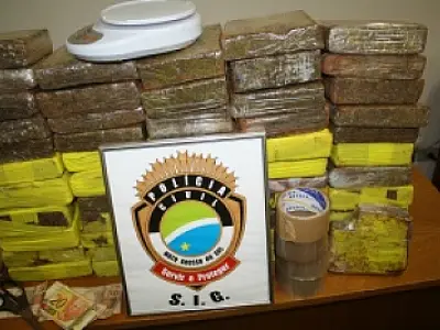 Dupla é presa com 55 tabletes de maconha em assentamento