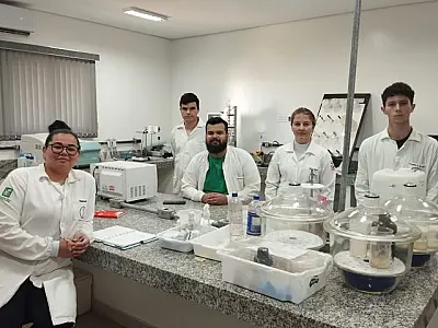 Pesquisa fomentada pela Fundect usa resíduos da indústria do pescado para criar embalagens