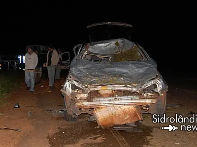 Veículo colide com quatro vacas e deixa mãe e filho feridos