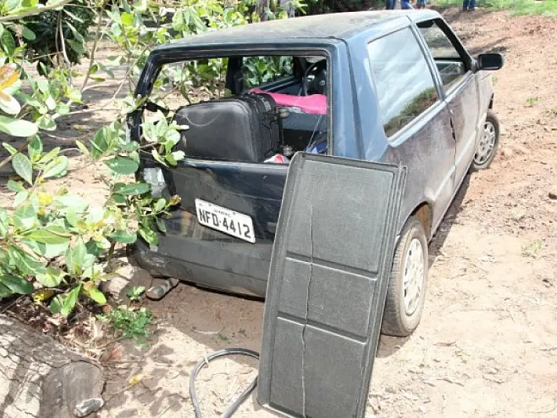 Carreta colide em carro na BR-163, em Coxim