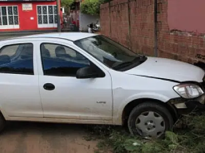 Carro colide em muro na cidade de Coxim