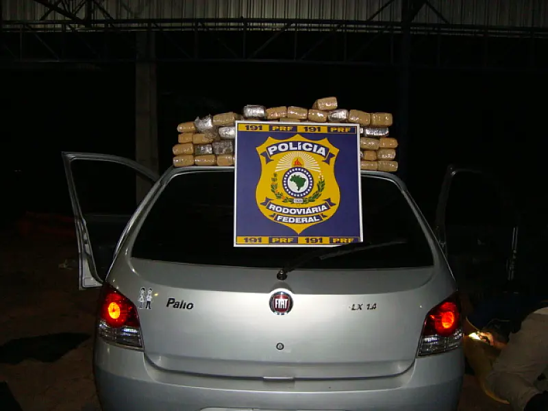 Dois são presos transportando mais de 100 kg de maconha
