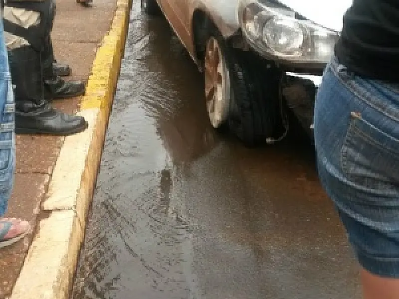 Carro desgovernado sobe em calçada, atropela e mata mulher