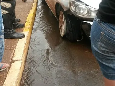 Carro desgovernado sobe em calçada, atropela e mata mulher