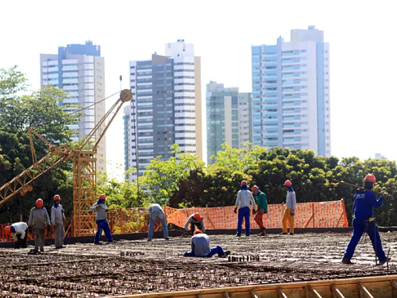 Trabalhadores com carteira assinada cresce em março