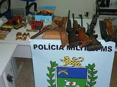 Borracheiro é preso com sete armas de fogo, munições e 300 litros de combustíveis