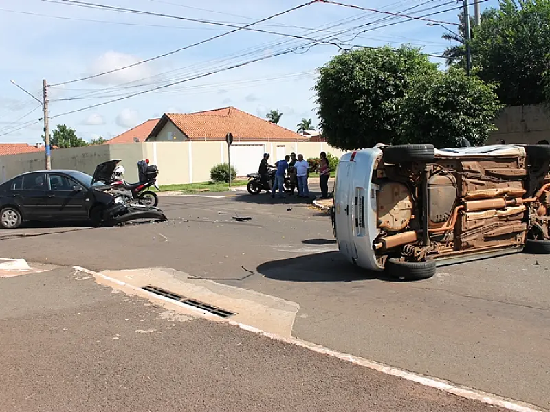 Veículo capota após ser atingido por outro que não repeitou a sinalização na Capital