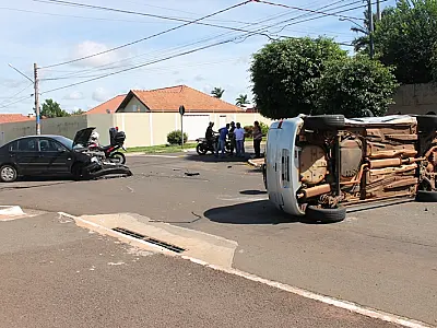 Veículo capota após ser atingido por outro que não repeitou a sinalização na Capital