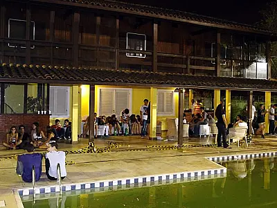 Polícia acaba com festa na casa de Vágner Love