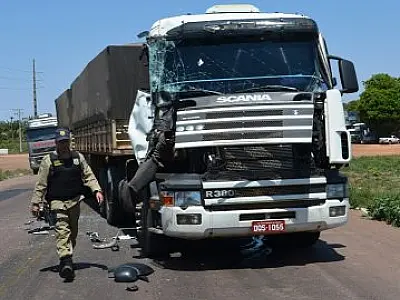 Motoristas de bitrens saem ilesos de colisão na BR-163