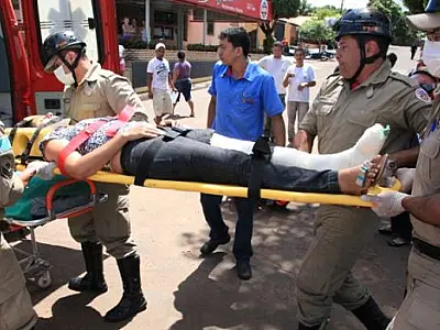 Colisão entre caminhonete e moto deixa mulher ferida