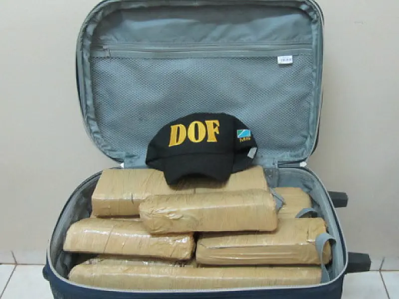 Adolescente de MT é preso com mala cheia de maconha em MS