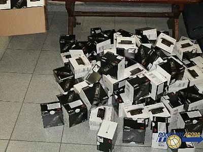 DOF realiza bloqueio e prende homem com 140 celulares e 550 baterias para o aparelho