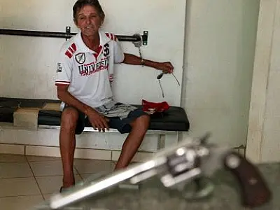 Homem é preso em Coxim após apontar revólver para crianças