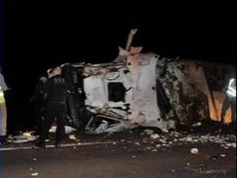 Carreta carregada de frango tomba em Chapadão do Sul