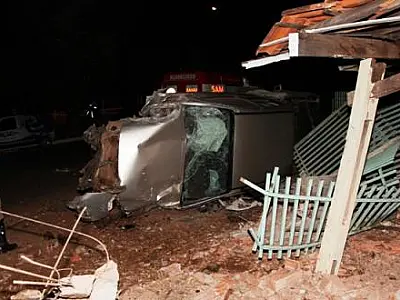 Caminhonete invade residências em Coxim