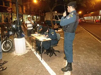 Polícia Militar de Nova Andradina realiza blitz na área central da cidade