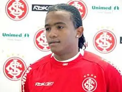 Santos fecha contrato com Pinga, ex-Internacional
