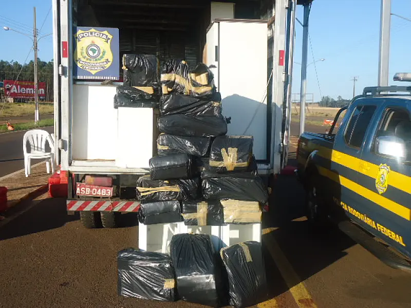PRF encontra 300 Kg de maconha em fundo falso de caminhão