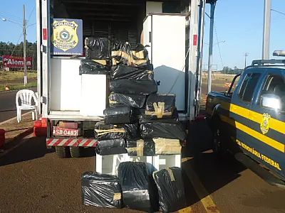 PRF encontra 300 Kg de maconha em fundo falso de caminhão
